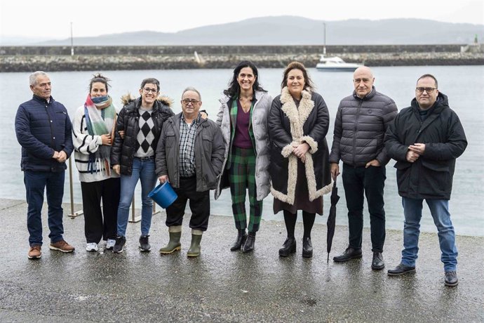 La secretaria general del PPdeG, Paula Prado, visita la lonja de Muxía.