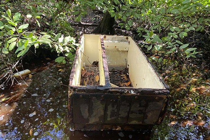 Resto de refrigerador tirado en el manglar Smith Channel, en la isla de San Andrés, Caribe colombiano.