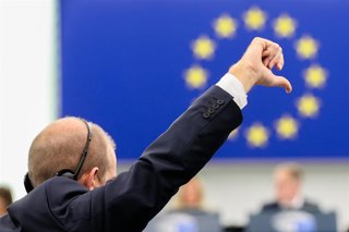 Un eurodiputado indica el voto en contra de su grupo en la sesión de votación del pleno del Parlamento Europeo en Estrasburgo (Francia).