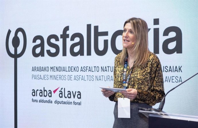 La dputada foral de Desarrollo Económico y Sostenibilidad, Saray Zárate, en la presentación del centro de interpretación de los asfaltos naturales de Montaña Alavesa Asfaltokia en FITUR