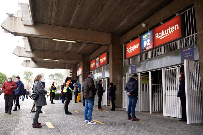 Archivo - Arquivo - (210308) -- BARCELONA, 8 de março de 2021 (Xinhua) -- Pessoas aguardam para votar no local de votação da eleição do FC Barcelona em Barcelona, Espanha, em 7 de março de 2020. Joan Laporta foi eleito presidente do FC Barcelona na madrug