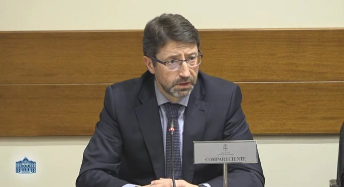El exconsejero de Industria, Enrique Fernández, durante su comparencia en la comisión de investigación sobre el accidente de la mina de Cerredo (Degaña).