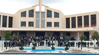 La capilla central de Parcemasa se ha quedado pequeña para acompañar en la misa funeral a la familia del joven malagueño Jesús Saldaña y para expresarle sus condolencias