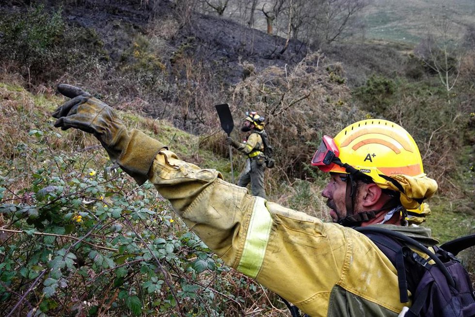 Archivo - Dos bomberos de las Brigadas de Refuerzo en Incendios Forestales (BRIF) de Cantabria trabajan en las labores de extinción de un incendio forestal en el valle de Ardisana, a 10 de marzo de 2023, en Llano, Asturias (España).
