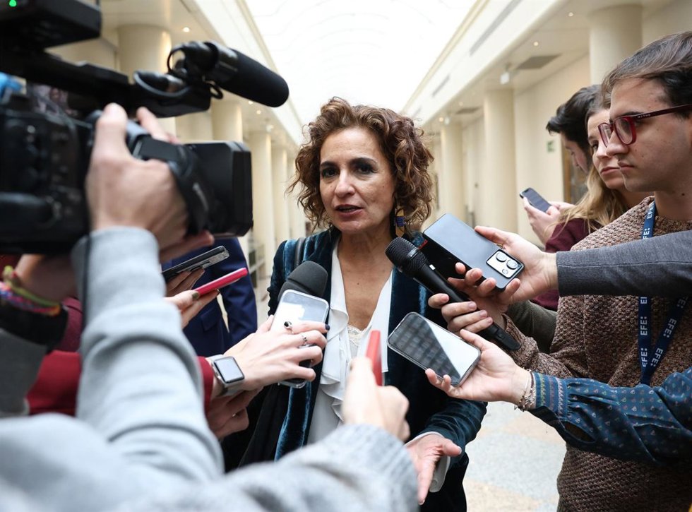La vicepresidenta primera y ministra de Hacienda, María Jesús Montero, durante una sesión plenaria extraordinaria, en el Senado,a 15 de enero de 2026, en Madrid (España).