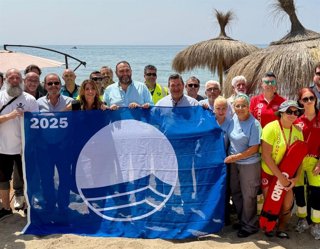 Imagen de archivo de la izada de la Bandera Azul en Mijas en junio de 2025.