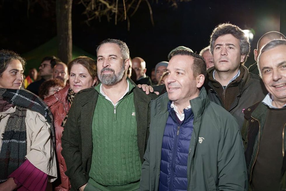 Archivo - El presidente de VOX, Santiago Abascal y el candidato de VOX a la Presidencia de la Junta de Extremadura, Óscar Fernández Calle  participan en un acto electoral en el parque de las Siete Sillas, a 16 de diciembre de 2025, en Mérida, Badajoz, E