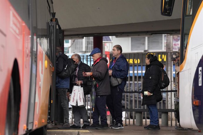 Varias personas en la estación de autobuses Fabra i Puig mientras continúa la suspensión del servicio de Rodalies.