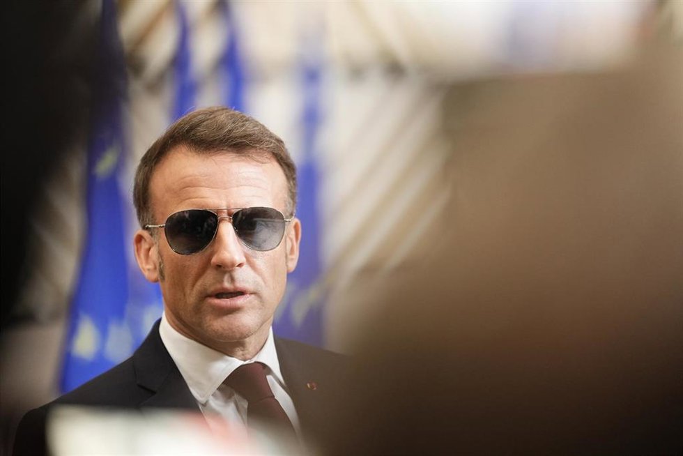 El presidente de Francia, Emmanuel Macron, hace declaraciones a la prensa a su llegada a la cumbre extraordinaria que se celebra este jueves en Bruselas.