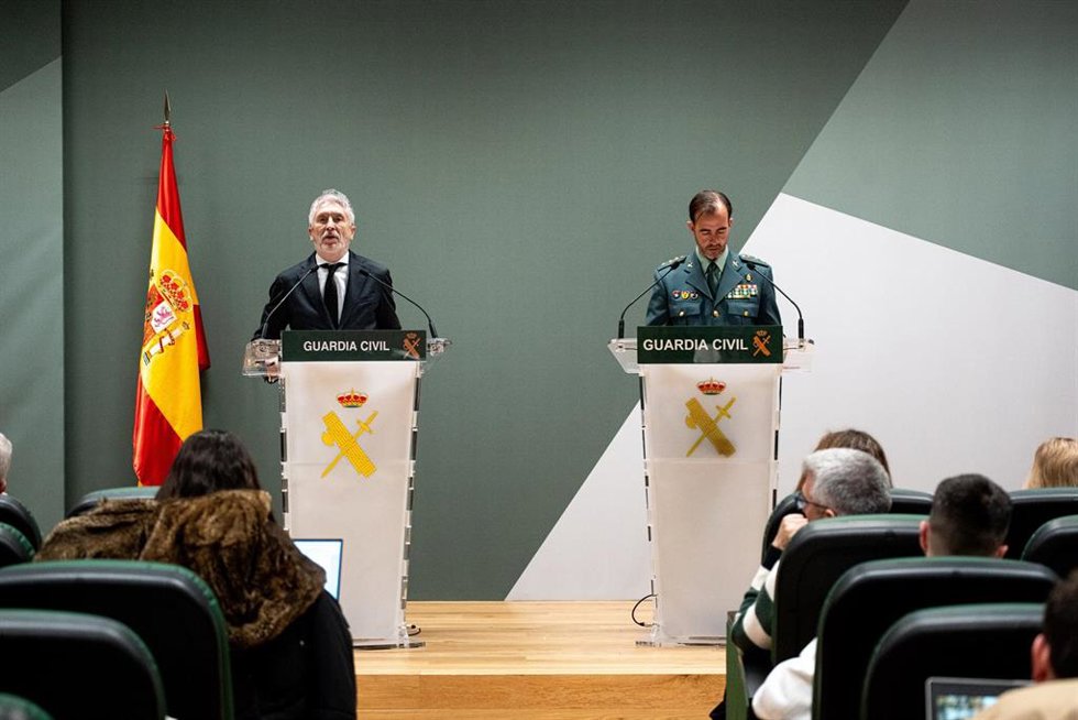 El ministro del Interior, Fernando Grande-Marlaska (i), comparece en rueda de prensa, junto al coronel jefe del Servicio de Criminalística, Fernando Domínguez (d)