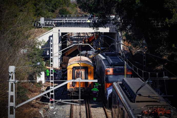 Operarios trabajan en la retirada del tren de Rodalies accidentado entre las estaciones de Sant Sadurní d’Anoia y Gelida