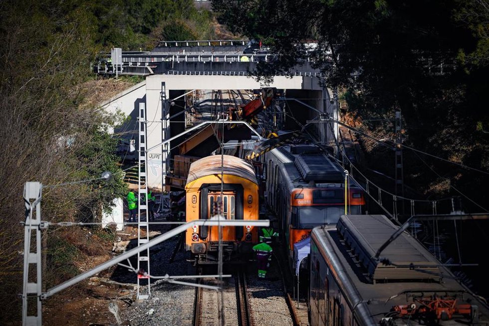 Operarios trabajan en la retirada del tren de Rodalies accidentado entre las estaciones de Sant Sadurní dAnoia y Gelida