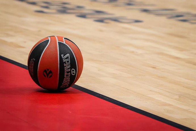 Archivo - December 20, 2024, Milan, Italy, Italy: Illustration of the Spalding match ball during the Turkish Airlines EuroLeague match between EA7 Emporio Armani Milan and FC Bayern Munich at Unipol Forum on December 20, 2024 in Milan, Italy.