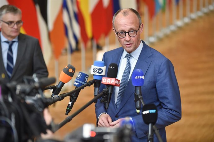 O ministro das Relações Exteriores alemão, Friedrich Merz, atende a imprensa antes de participar da cúpula do Conselho Europeu.