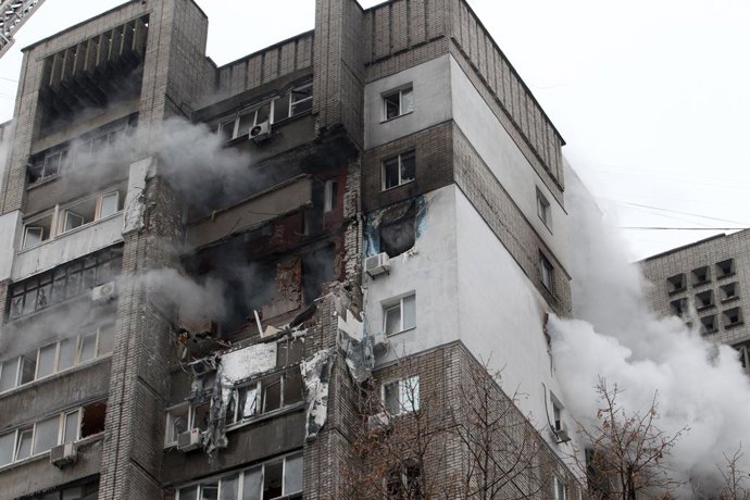 22 de janeiro de 2026, Dnipro, Ucrânia: Um prédio residencial de 16 andares envolto em fumaça após um ataque com drones russos em Dnipro, Ucrânia, em 22 de janeiro de 2026.