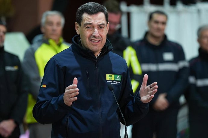 El presidente de la Junta de Andalucía, Juanma Moreno durante su comparecencia ante los medios de comunicación. A 22 de enero de 2026 en Adamuz, Córdoba (Andalucía, España). Juanma Moreno comparece tras el rescate de los dos últimos cuerpos del accidente 