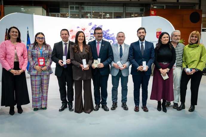 La consejera de Turismo, Cultura, Juventud y Deportes, Carmen Conesa, en el estand de la Región de Murcia en FITUR junto a miembros de su equipo y representantes municipales