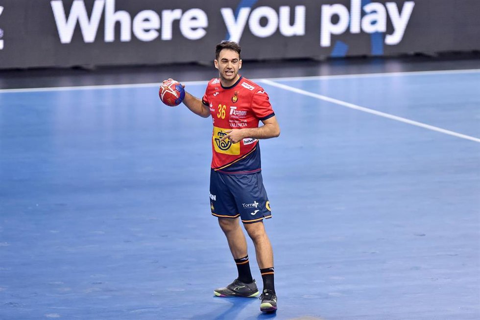 Archivo - Ian Tarrafeta, en un partido con la selección española de balonmano.