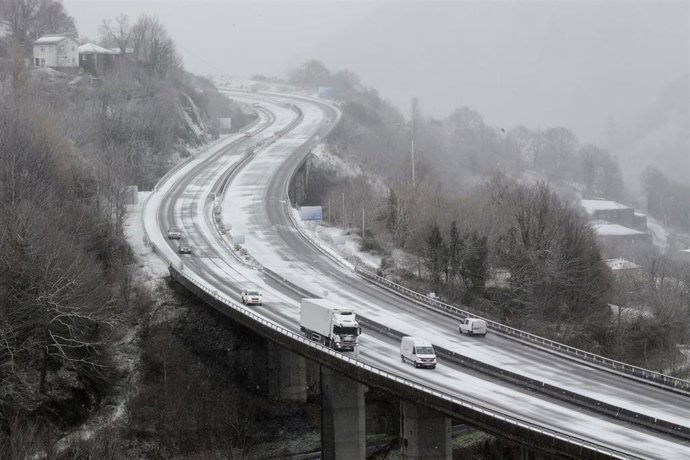 Archivo - Varios coches circulan por carreteras nevadas en Lugo, Galicia (España).