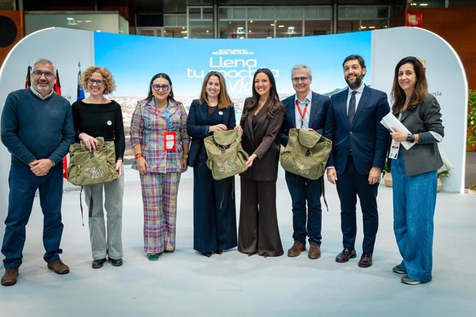 La consejera de Turismo, Cultura, Juventud y Deportes, Carmen Conesa, en el estand de la Región de Murcia en Fitur junto a miembros de su equipo tras la presentación del nuevo producto de ecoturismo bajo el lema ‘Llena tu mochila de vida’