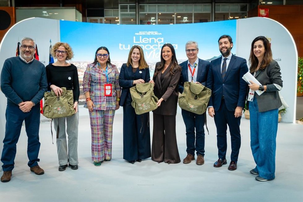 La consejera de Turismo, Cultura, Juventud y Deportes, Carmen Conesa, en el estand de la Región de Murcia en Fitur junto a miembros de su equipo tras la presentación del nuevo producto de ecoturismo bajo el lema Llena tu mochila de vida