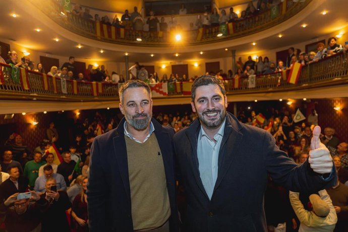 El presidente de Vox, Santiago Abascal, y el candidato de este partido a la presidencia del Gobierno de Aragón, Alejandro Nolasco.