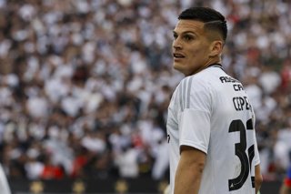 Futbol, Colo Colo vs Universidad de Chile. Fecha 22, Liga de Primera 2025. El jugador de Colo Colo Lucas Cepeda es fotografiado durante un partido de la Liga de Primera contra Universidad de Chile disputado en el estadio Monumental de Santiago,