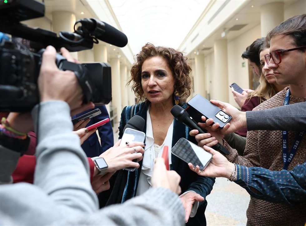 La vicepresidenta primera y ministra de Hacienda, María Jesús Montero, durante una sesión plenaria extraordinaria, en el Senado,a 15 de enero de 2026, en Madrid (España).