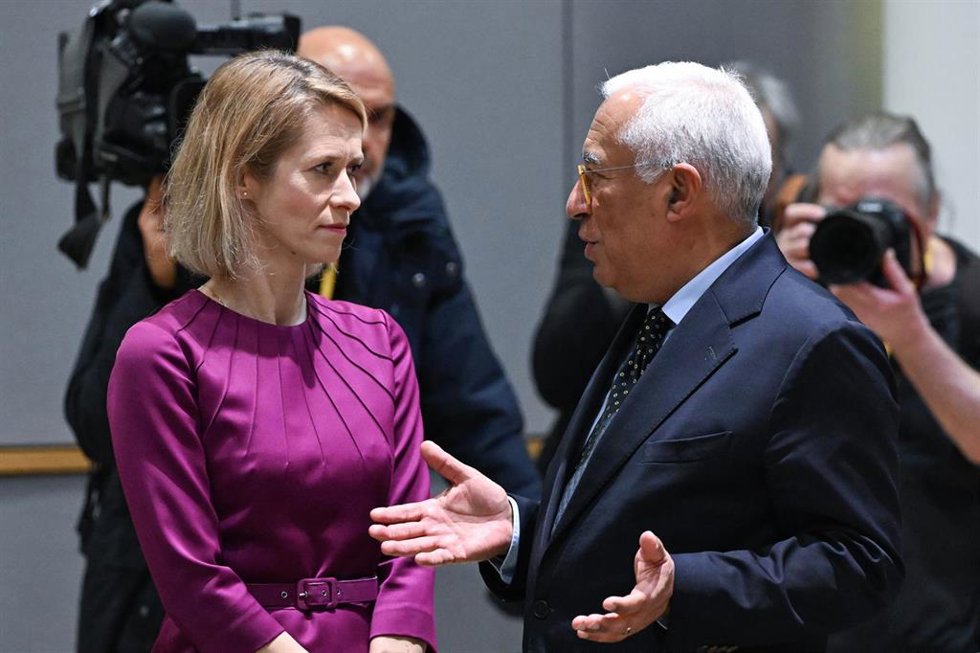 La Alta Representante de la Unión Europea para Política Exterior, Kaja Kallas, con el presidente del Consejo Europeo, António Costa, durante la cumbre del Consejo Europeo extraordinaria que se celebra este jueves en Bruselas.