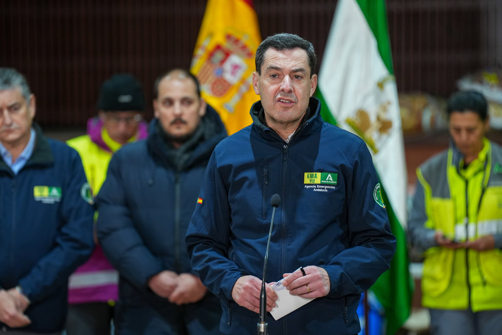 Juanma Moreno, en su comparecencia ante los medios en Adamuz (Córdoba)