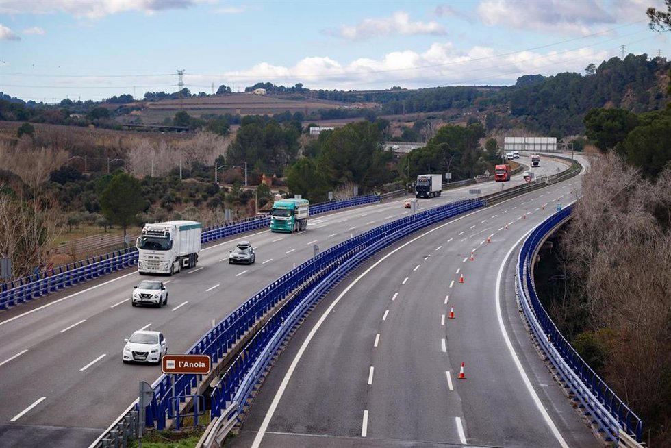 Vehículos circulan por la AP-7 que ha sufrido cortes tras el accidente de tren entre las estaciones de Sant Sadurní dAnoia y Gelida, a 22 de enero de 2026, en Barcelona, Catalunya (España).