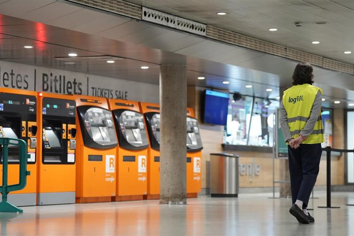 Una persona en la Estación de Passeig de Gràcia mientras continúa la suspensión del servicio de Rodalies, a 22 de enero de 2026, en Barcelona, Catalunya (España)