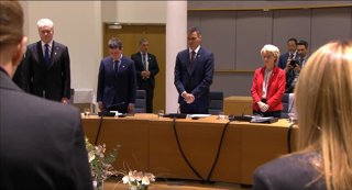 El presidente del Gobierno, Pedro Sánchez, la presidenta de la Comisión Europea, Ursula von der Leyen, y otros jefes de Estado y de Gobierno durante un minuto de silencio durante la cumbre del Consejo Europeo.
