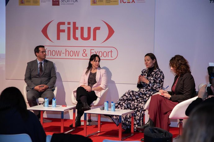 Ángela Garzón en un foro sobre ciudades inteligentes en FITUR
