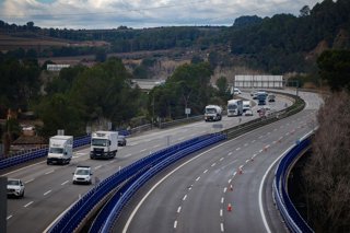 Vehicles circulen per l'AP-7 que ha patit talls després de l'accident de tren entre les estacions de Sant Sadurní d'Anoia i Gelida, el 22 de gener del 2026, a Barcelona, ​​Catalunya (Espanya).