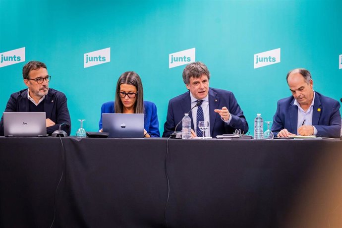Archivo - La portavoz de Junts en el Congreso, Miriam Nogueras; el líder de Junts, Carles Puigdemont, y el secretario general de Junts, Jordi Turull, durante una en Perpignan (Francia), en una imagen de archivo