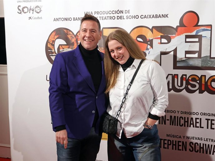 Carlos Latre y su hija Candela durante el estreno del musical 'Godspell' en el Teatro Pavón, a 22 de enero de 2026, en Madrid (España).