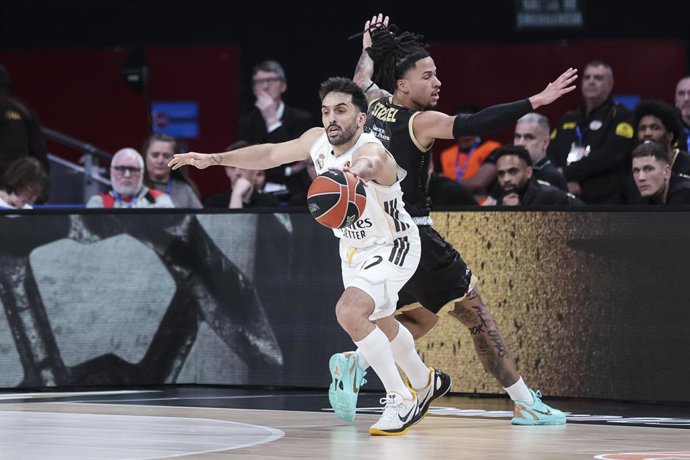 Facu Campazzo, do Real Madrid, e Matthew Strazel, do AS Monaco, em ação durante a partida da 24ª rodada da temporada regular da EuroLeague entre o Real Madrid e o AS Monaco, na Movistar Arena, em 8 de janeiro de 2026, em Madri, Espanha.