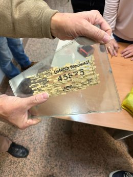 Imagen de la papeleta recompuesta tras pasar por la trituradora.