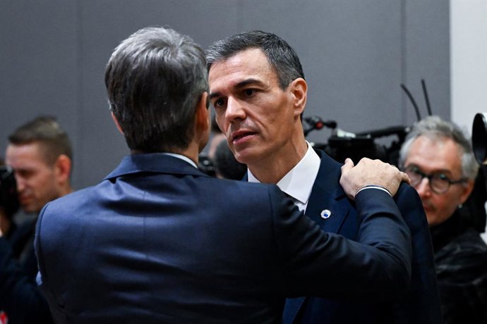 O presidente do Governo, Pedro Sánchez, cumprimenta durante uma reunião informal do Conselho Europeu, em 22 de janeiro de 2026, em Bruxelas (Bélgica). Na reunião, foi abordada a relação dos parceiros europeus com os Estados Unidos em meio às tensões pela