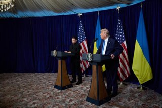 Archivo - Los presidentes de Ucrania, Volodimir Zelenski, y de Estados Unidos, Donald Trump