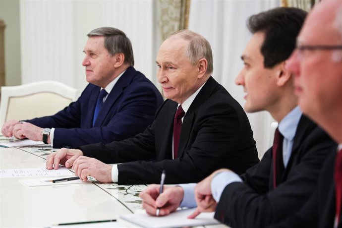 Archivo - El presidente de Rusia, Vladimir Putin, acompañado por su asesor Yuri Ushakov (a su derecha), mantiene conversaciones con el enviado presidencial especial de EEUU, Steve Witkoff (fuera de plano), en el Kremlin, en Moscú.