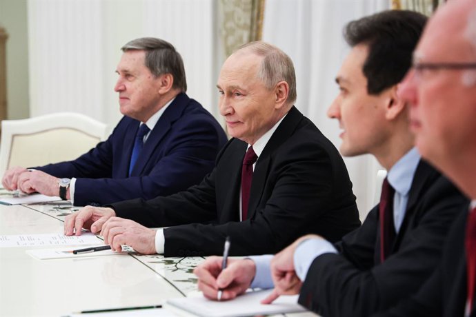 Archivo - RUSSIA, MOSCOW - DECEMBER 2, 2025: Vladimir Putin, President of Russia, accompanied by his aide Yury Ushakov (R-L back), holds talks with Steve Witkoff, US Special Presidential Envoy, at the Moscow Kremlin