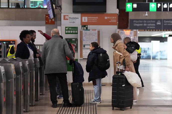 Diverses persones a l'estació de Sants amb el servei de Rodalies suspès, a 21 de gener de 2026, a Barcelona, Catalunya (Espanya)