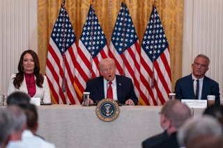 Archivo: El presidente de Estados Unidos, Donald Trump, flanqueado por el secretario de Salud, Robert Kennedy Jr., y la secretaria de Agricultura, Brooke Rollins