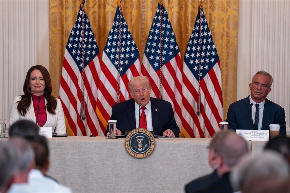 Archivo: El presidente de Estados Unidos, Donald Trump, flanqueado por el secretario de Salud, Robert Kennedy Jr., y la secretaria de Agricultura, Brooke Rollins