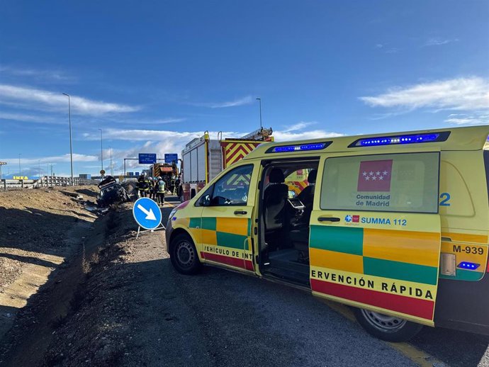 Ambulancia del SUMMA 112 atiende un accidente de coche en la A-5