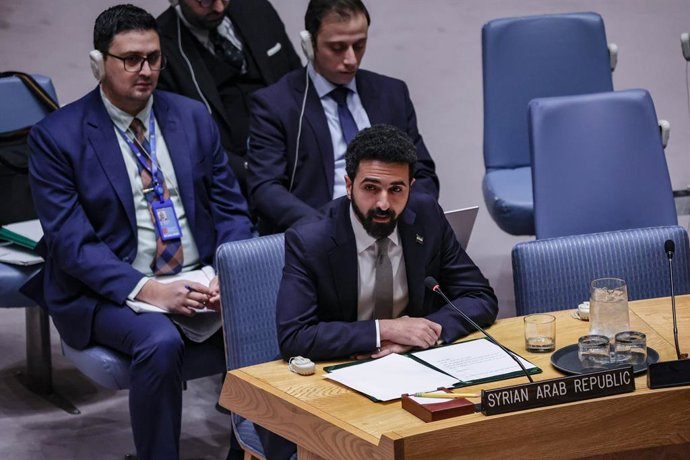 Archivo - Arquivo - 18 de dezembro de 2025, Nova York, Nova York, EUA: IBRAHIM OLABI, Representante Permanente da República Síria, fala em uma reunião do Conselho de Segurança relatando e resumindo a missão do CS à Síria e a situação ainda vigente no país