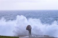 Catorce CC.AA y Ceuta están en riesgo por lluvia, nieve, viento y olas con Galicia en rojo por oleaje de 9 metros