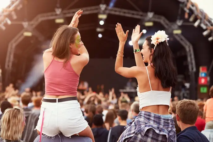 Dos chicas en hombros en un festival de música